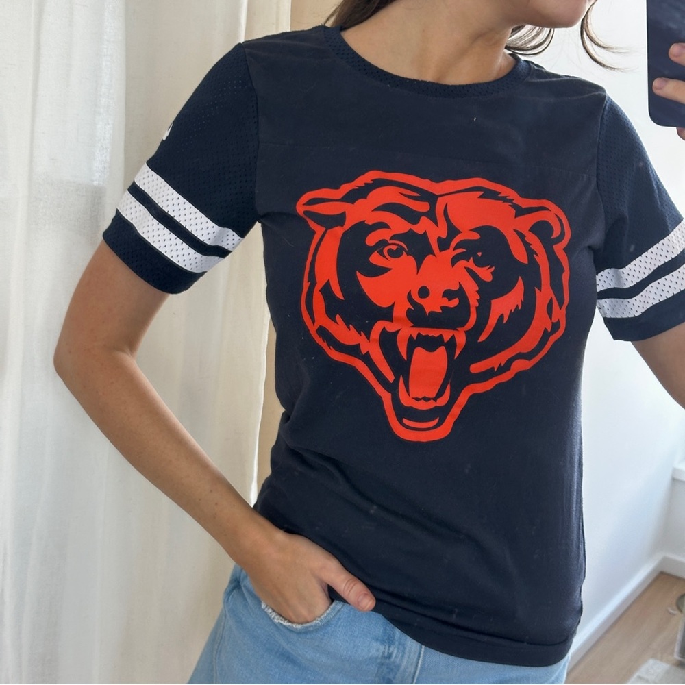 NFL navy blue T-Shirt with bears Graphic